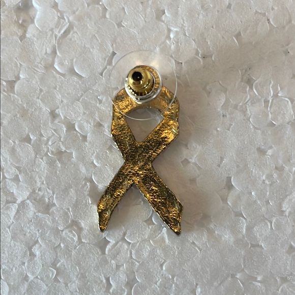 Red Ribbon Awareness Pin - Picture 3 of 4